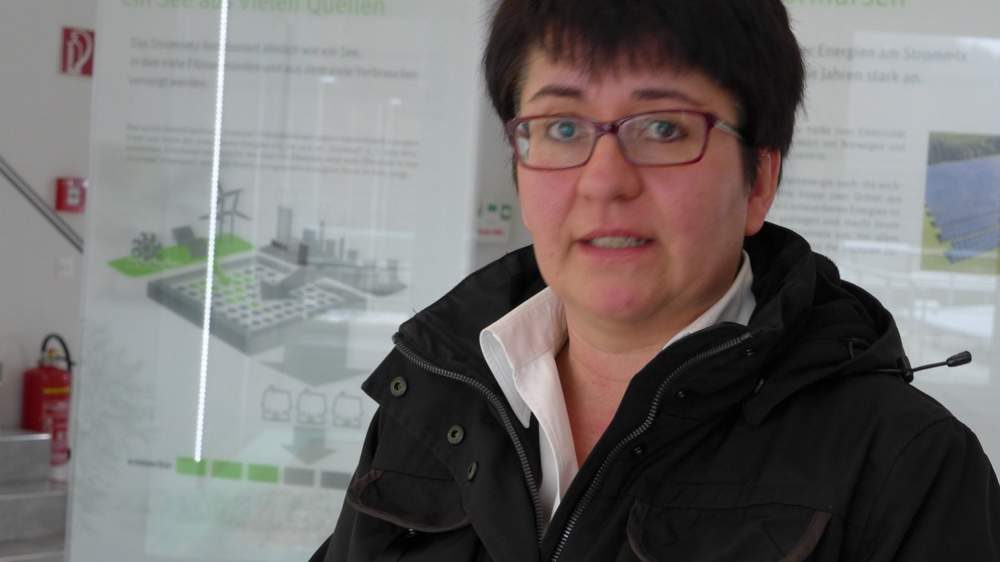 Sabine Trapp-Brüstle von der Unternehmenskommunikation führt durch das Wasserkraftwerk.