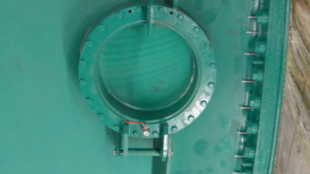 Diese Luke, sie heißt "Mannloch", besser nur bei stillgelegter Turbine öffnen: Sie führt direkt ins Innere.