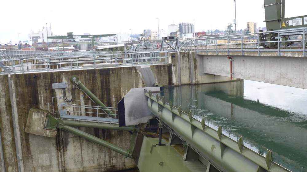 Der Wasserstand des Hochrheins vor dem Kraftwerk wird vom Prozessleitsystem computerbasiert auf den Zentimeter genau gehalten.