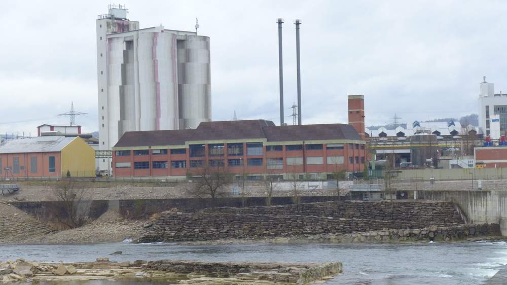 Unterhalb des roten Gebäudes ist eine weitere Fischtreppe zu erkennen.