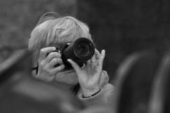 Frau macht Foto mit Kamera
