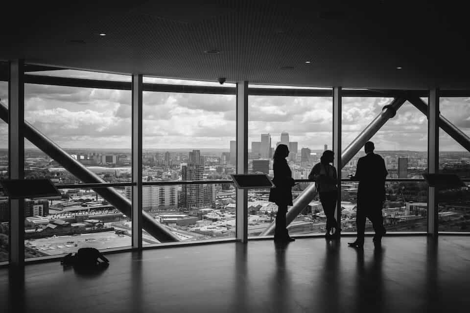 Business People Büro mit Ausblick Gespräch Leistungen