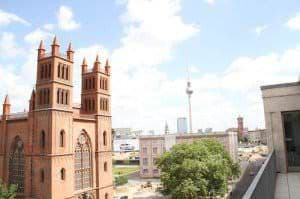 Viele Tagungen der Deutschen Presseakademie finden zentral in Berlin im Quadriga Forum am Werderschen Markt statt.