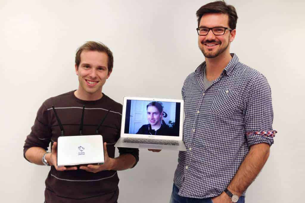 Alex und Wolfgang, Gründer SorglosInternet, mit ihrem WLAN Router für kostenloses WiFi