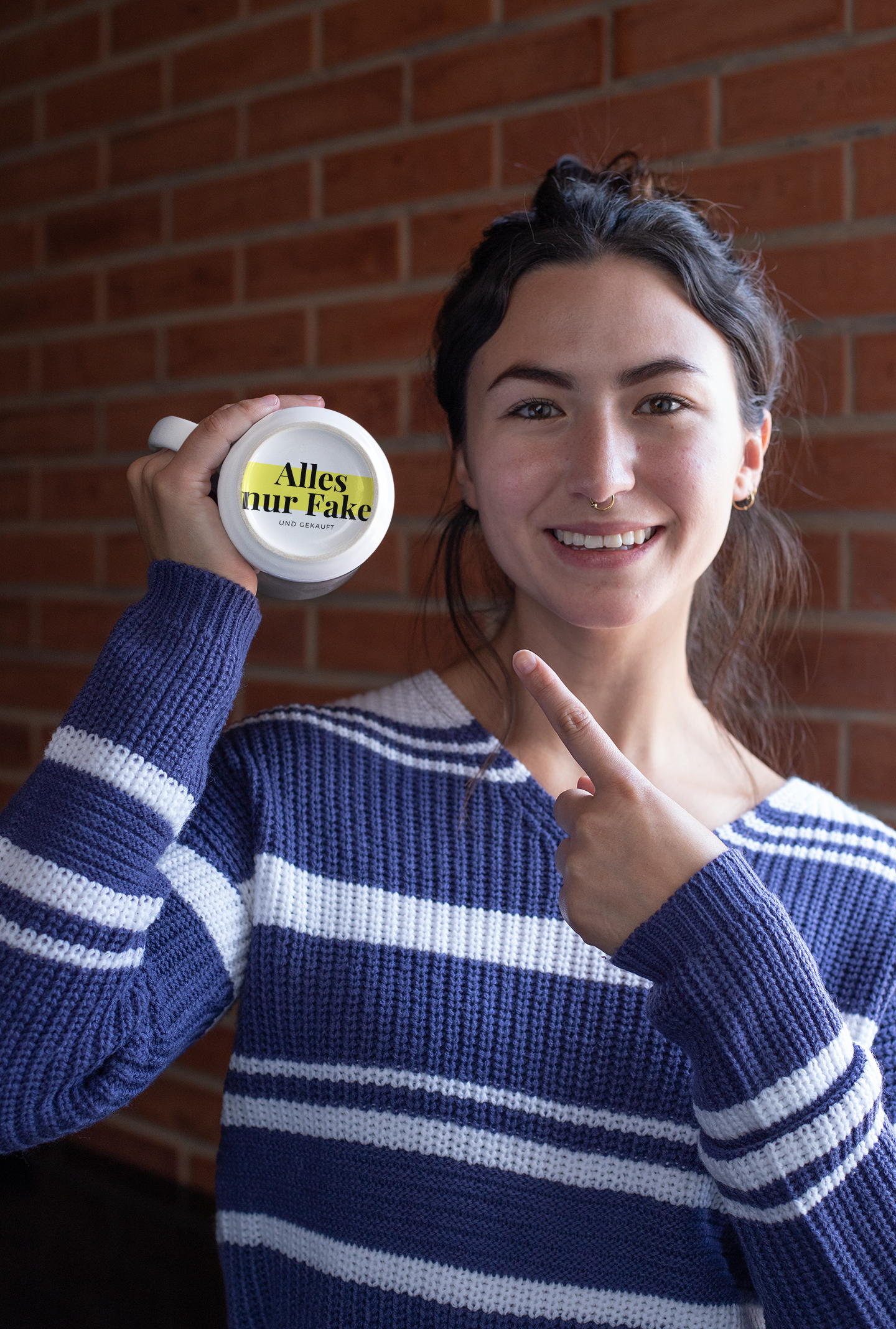 Frau zeigt Tasse mit Logo "Alles nur Fake" Frau zeigt Tasse mit Logo "Alles nur Fake"