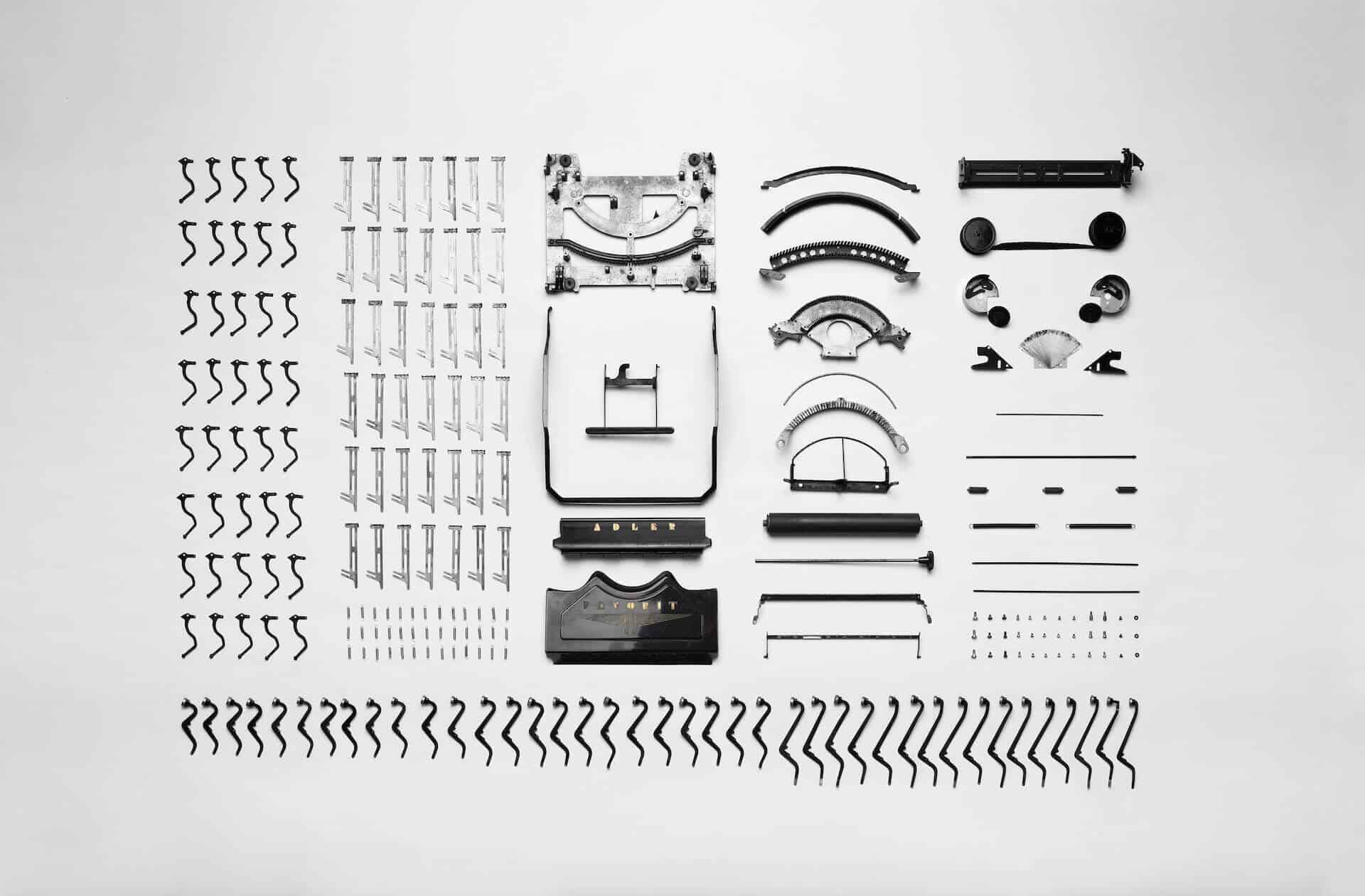 Schreibtisch Tastatur Frauenhaende Booklets Tasse
