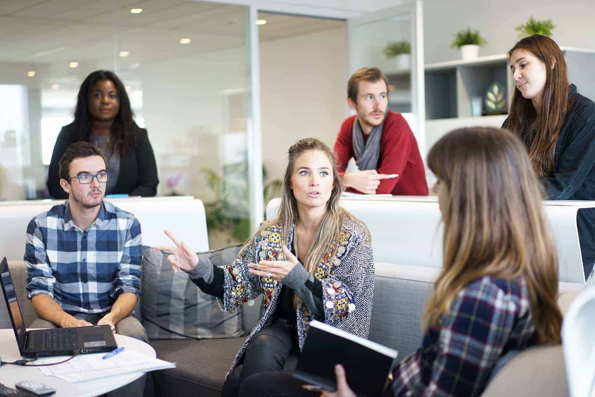 Das kostenlose Bild in guter Qualität zeigt Frauen und Männer in Meeting