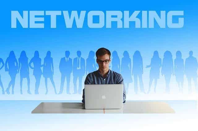 Kostenlose Illustration zeigt Mann am Computer, Personen sowie den Begriff "Networking"