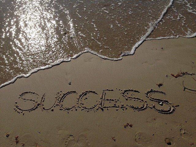 Kostenloses Bild zeigt Sandstrand mit in den Sand geschriebenem Wort "Success"