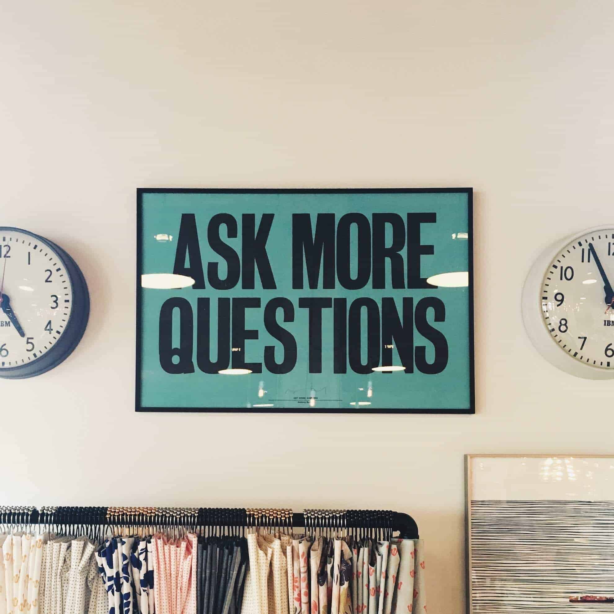 Schild mit Text "Ask more questions"