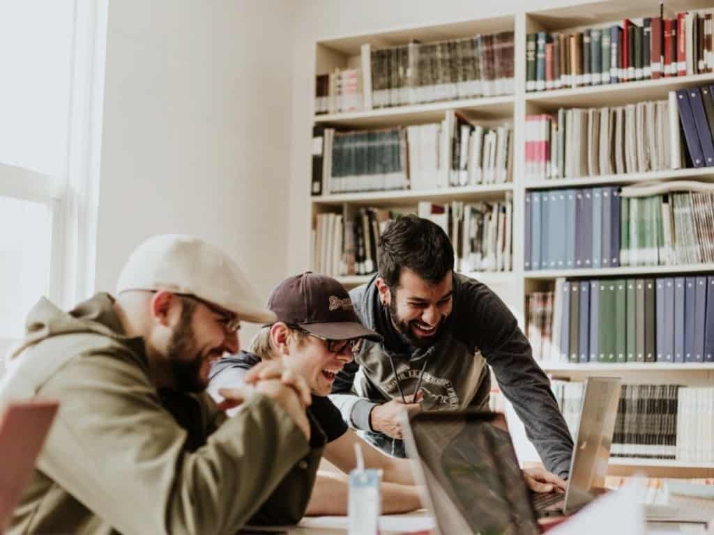 Zufriedene Mitarbeiter im Büro