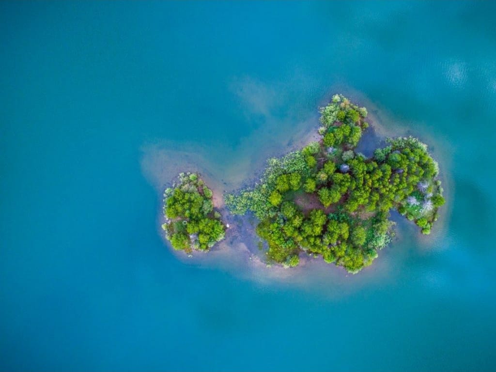 Luftbild einer einsamen Insel