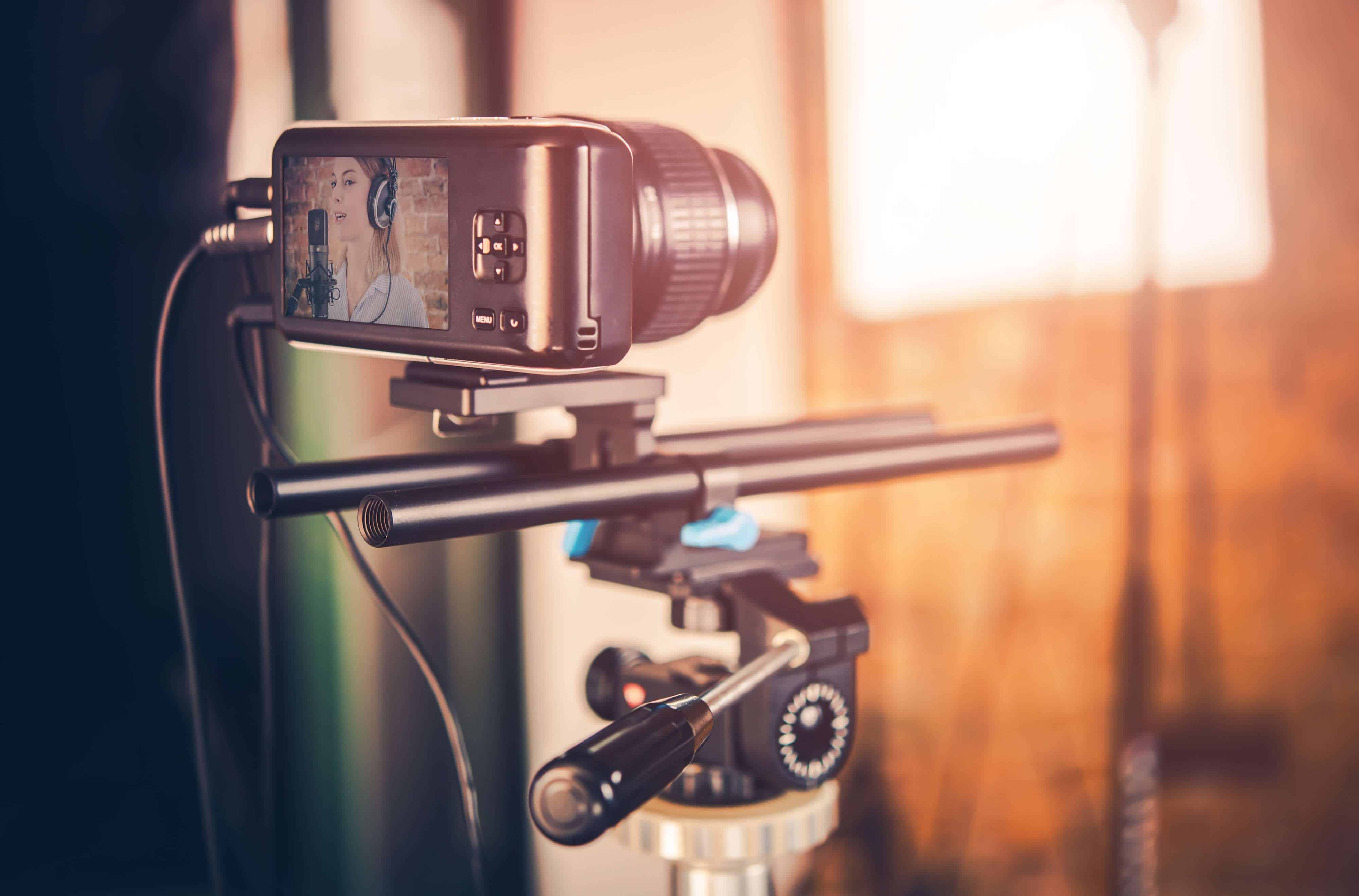 Videokamera auf einem Stativ, dient dem Zweck Erklärvideo erstellen